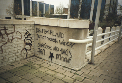 605862 Afbeelding van de leus Deutschland jetzt schon wider? Scheisse Neo-Nazi's op de Sowetobrug over het ...